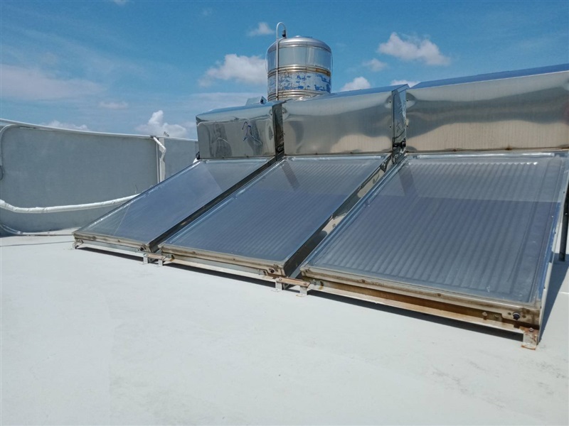 設置太陽熱能系統執行示範照片