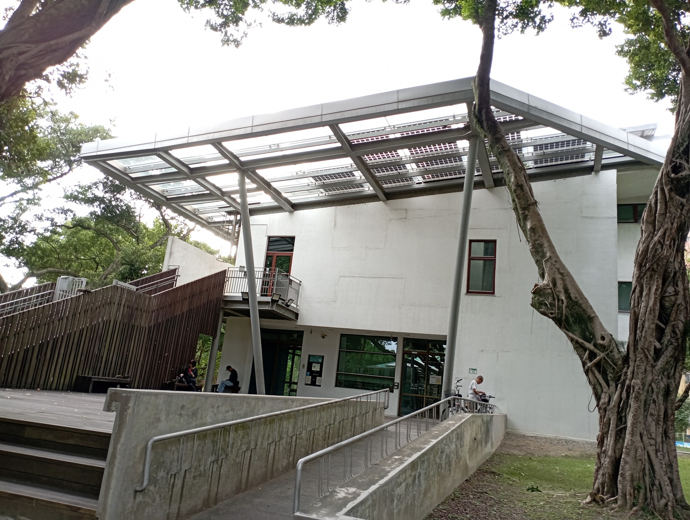 太陽圖書館季節能展示館，考量整理能源運用，並與自然融合的建築設計。
