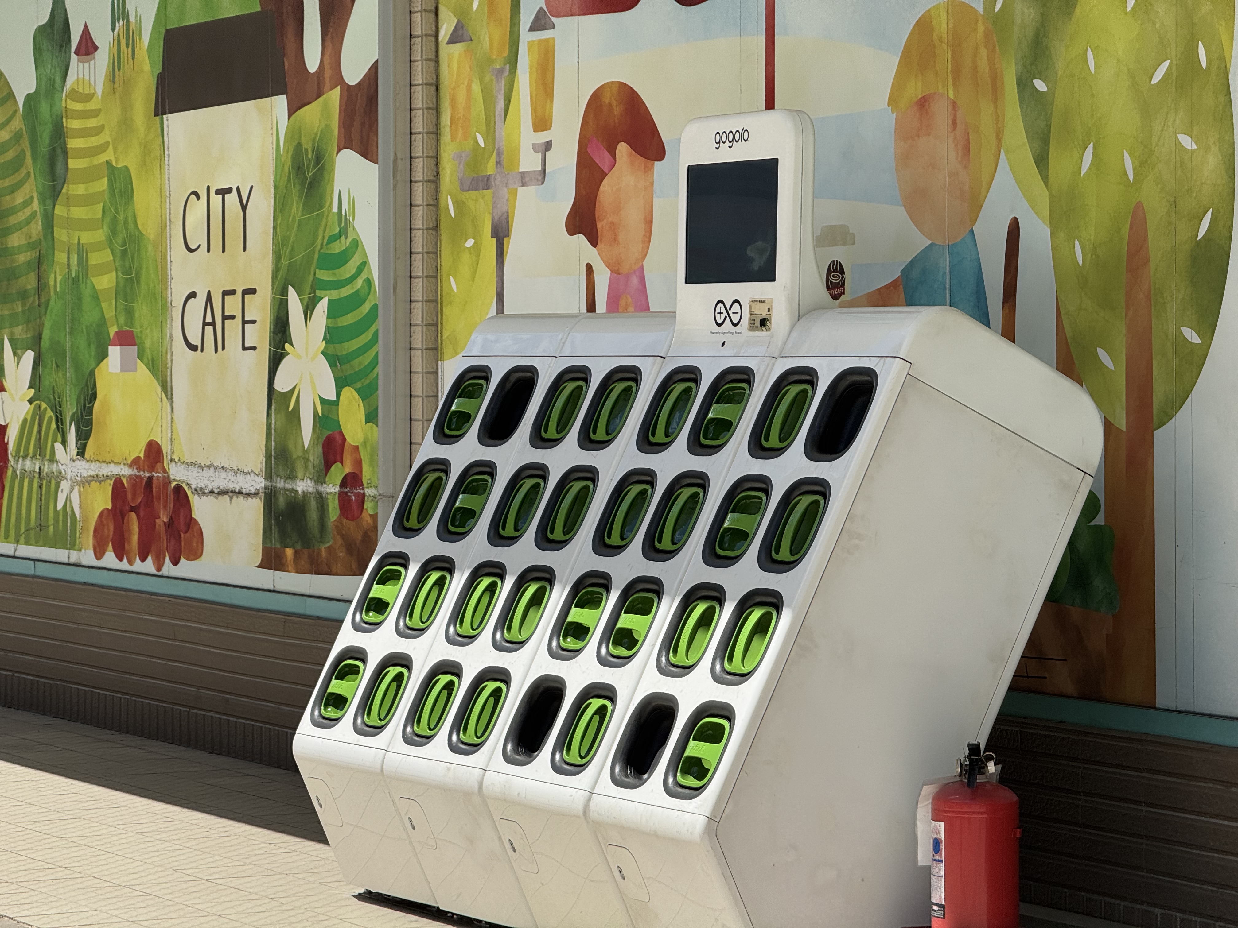 設置電動機車電池交換站及YouBike租賃站，推廣綠色運輸