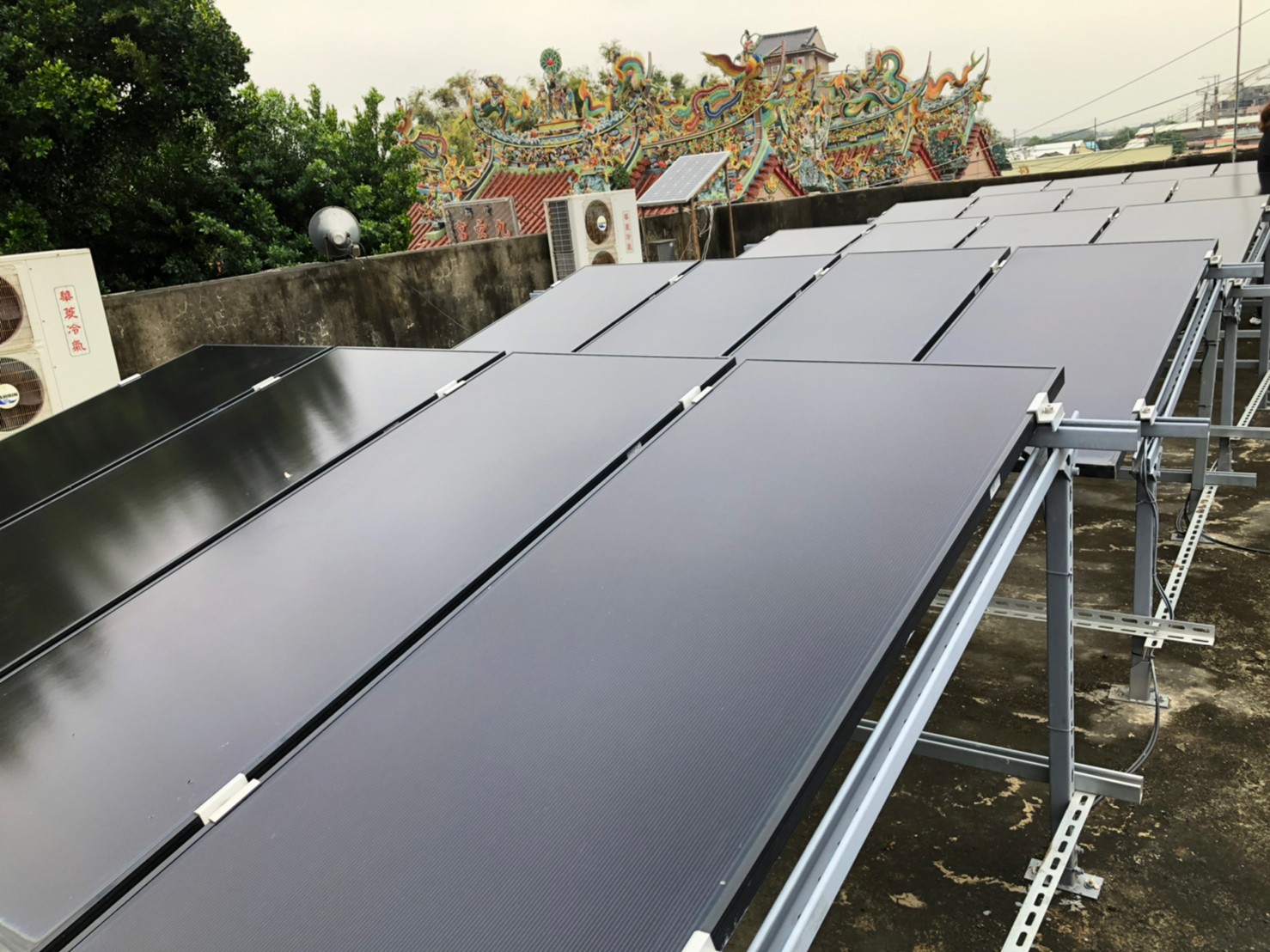 塗師社區分別於社區活動中心、寺廟設置共9座太陽能光電系統。