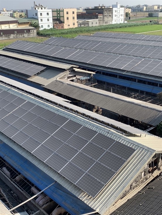 廍子村致力於設置太陽能光電系統，於兩處豬舍於屋頂裝設太陽能板進行發電供豬舍使用。