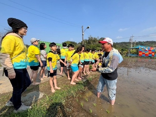 辦理各項農事體驗課程，推動在地低碳旅行。