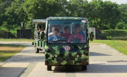 乘坐電瓶車深度體驗古寧頭的戰地文化與生態之美