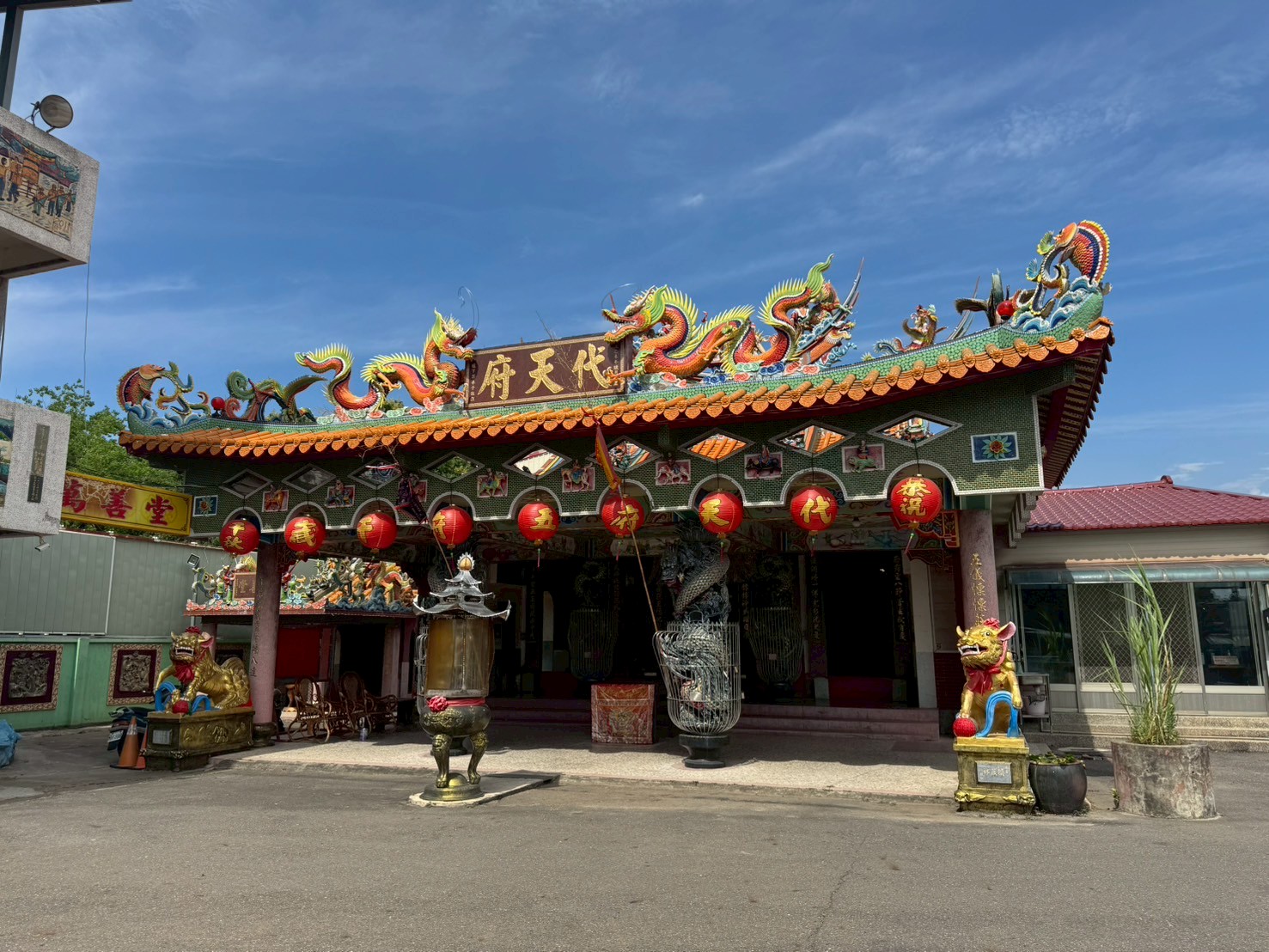 嘉義市西區劉厝里的代天府（劉厝代天府），是當地居民重要的信仰中心與精神寄託。