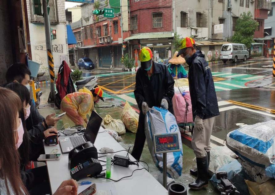 每月辦理一次桃樂資收站回收換好禮活動，資源回收兌換以市民卡儲值金或綠色商品兌換