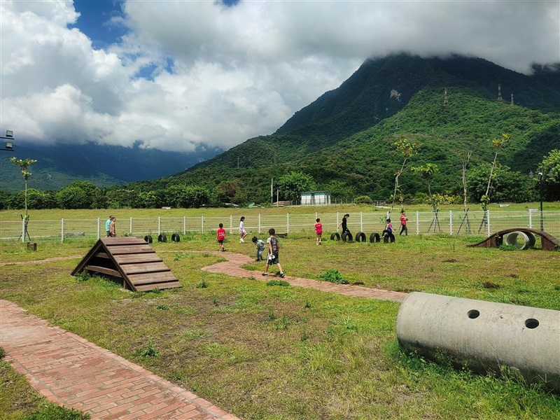 建置社區農園與公園綠地，提供民眾可出門散散心的休憩空間。