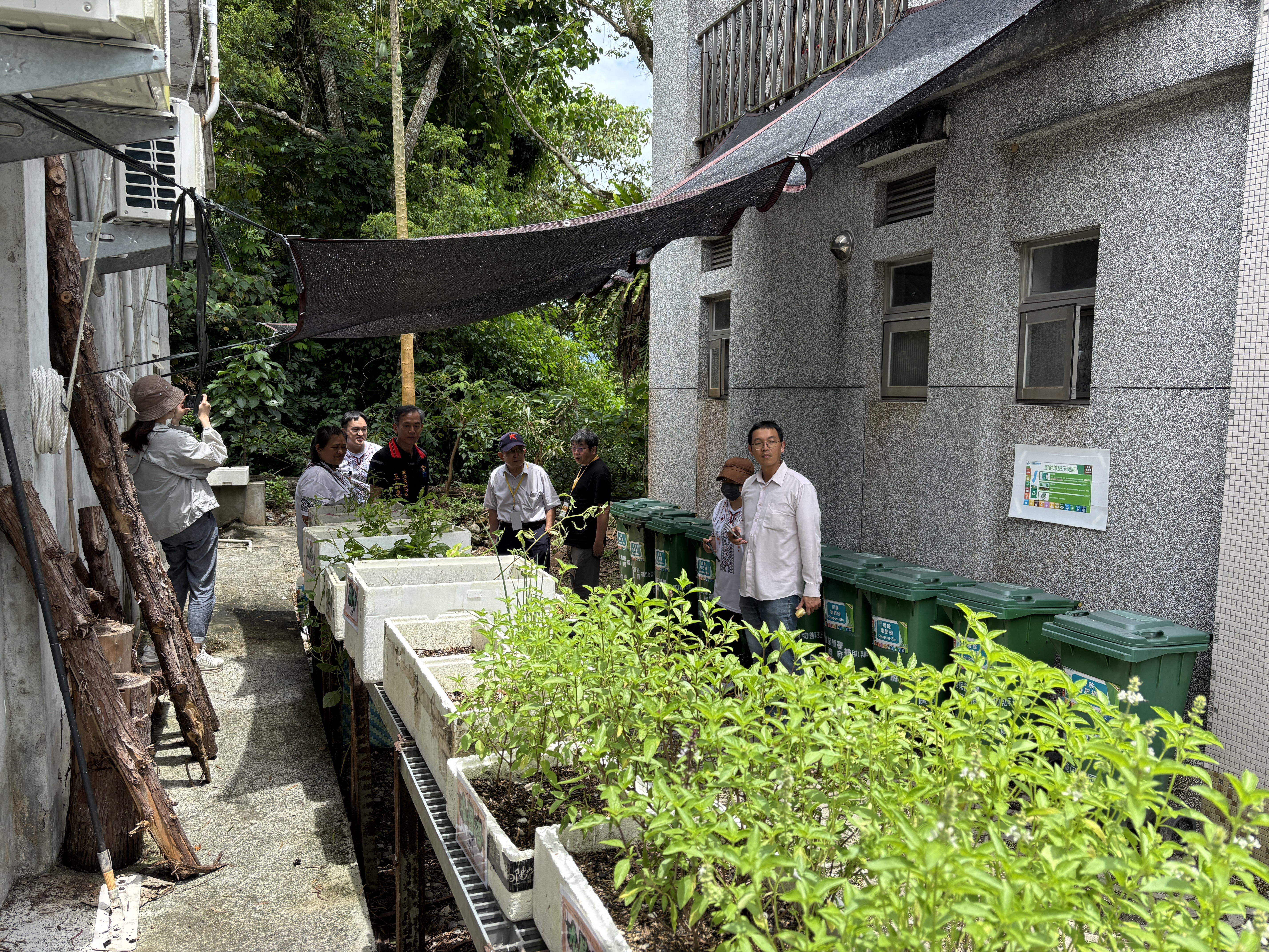 導入社區廚餘堆肥設施，實踐廚餘減量與再利用，產出堆肥應用於社區菜園與社區綠地，促進綠美化與循環利用