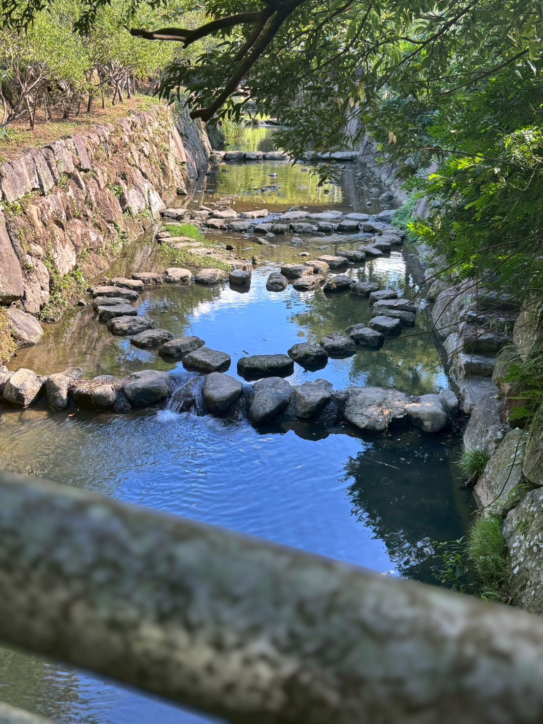 臺北市南港區九如里的四分溪，由石塊排列而成的「雙心跳石」，是當地著名的特色地標，深受遊客喜愛的打卡熱點