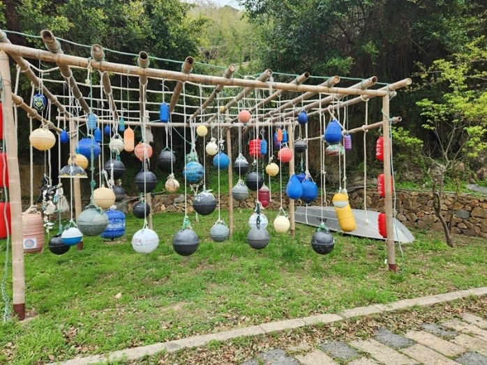 推動資源回收、廚餘再利用與舊建築保存活化，廚餘再利用率穩定達九成以上，並將老屋轉化為民宿、文化與創生空間，實踐循環經濟。