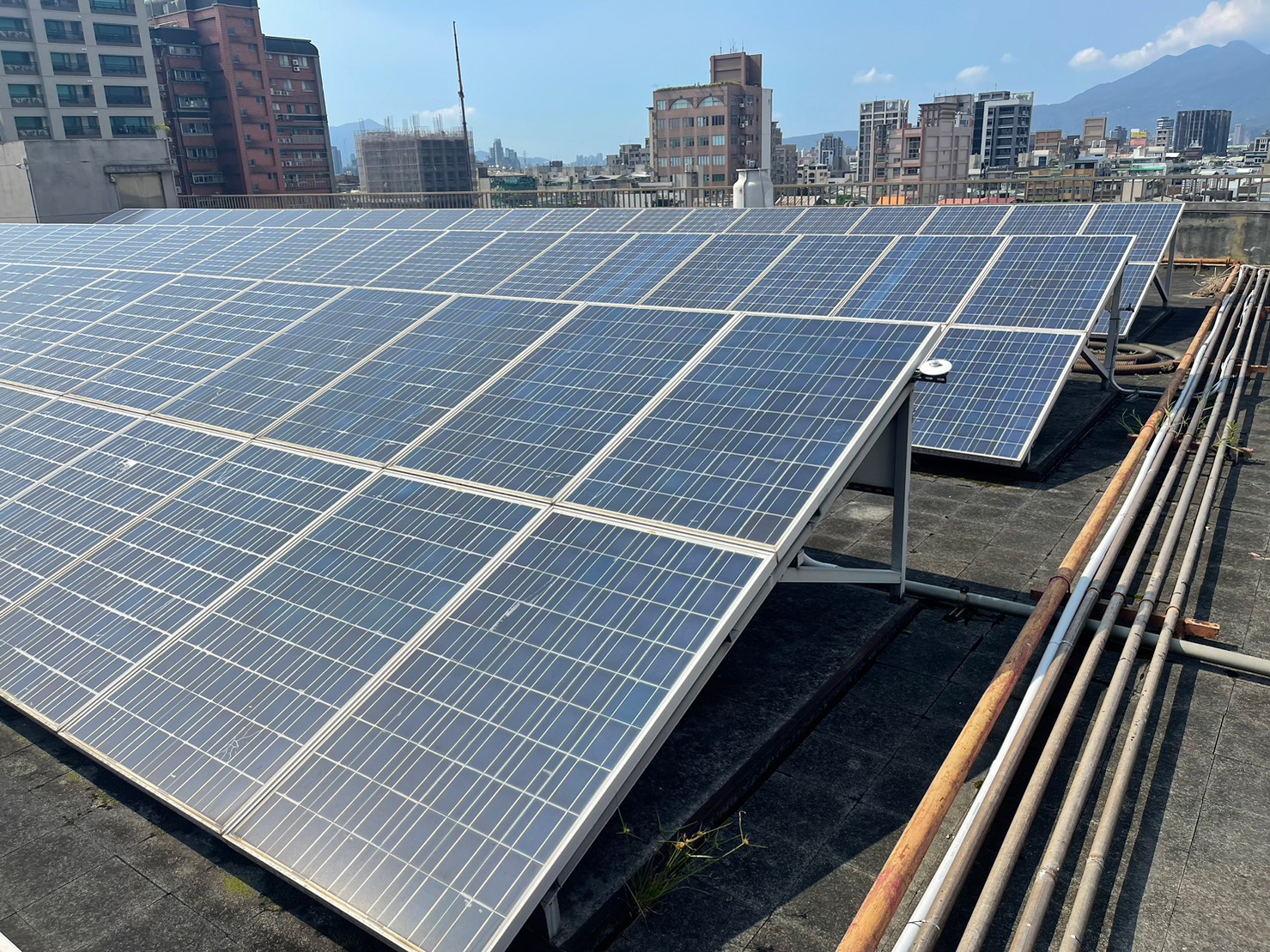 設置太陽光電發電系統示範場所，落實節約能源
