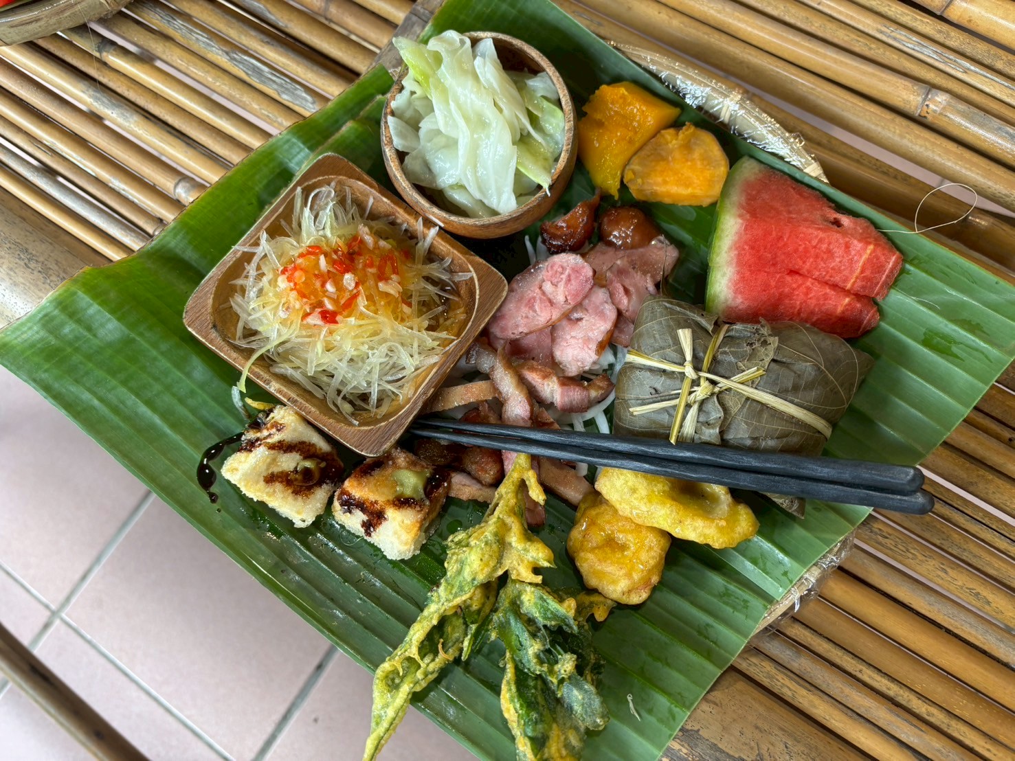 栽種自然無毒蔬果 ，以在地食材 、在地植物取材製作之容器盛裝 ，健康又環保